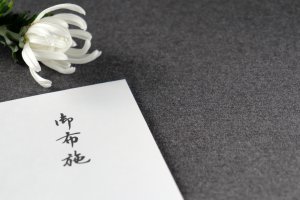 家族葬のお布施相場はいくら？内訳や渡す際のマナーを解説