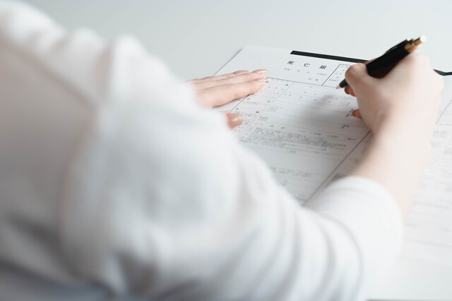 病院で亡くなったらまず何をする？連絡から葬儀までの流れを解説