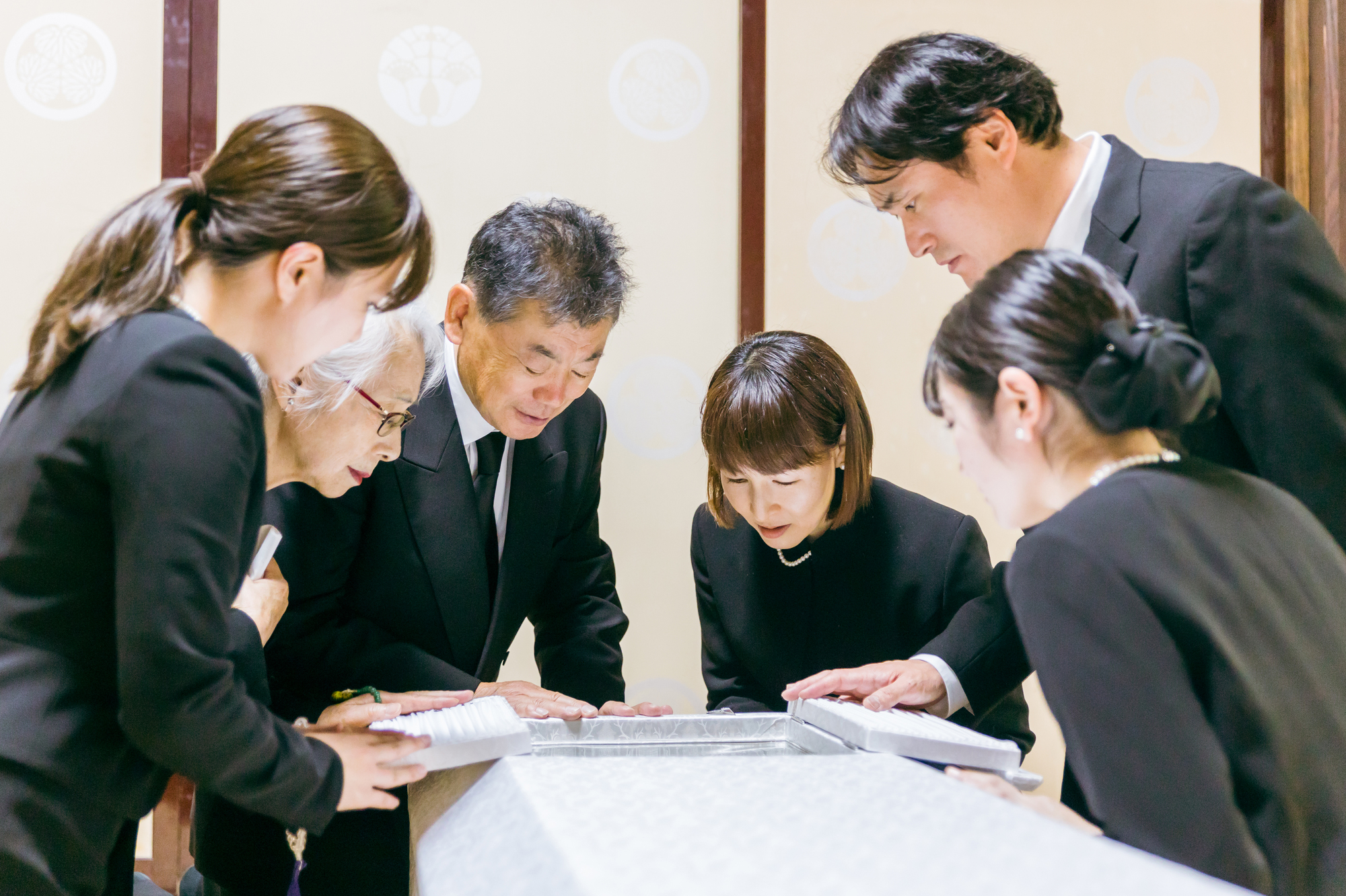 告別式とは？葬儀・通夜との違いや流れ、参列時のマナーを解説