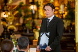 遺影とは？後悔しない写真の選び方や加工、葬儀後の飾り方・処分