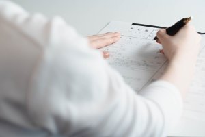 死亡診断書とは？発行費用や提出先、コピーは何枚必要？再発行の手続きも解説