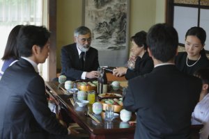 精進落としとは？意味やマナー、挨拶例文を解説（通夜振る舞いとの違い）