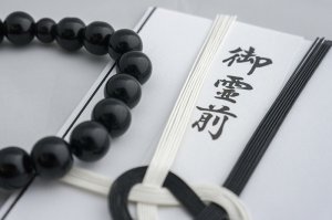 御霊前と御仏前の違いとは？四十九日を基準とした香典袋の使い分けを解説