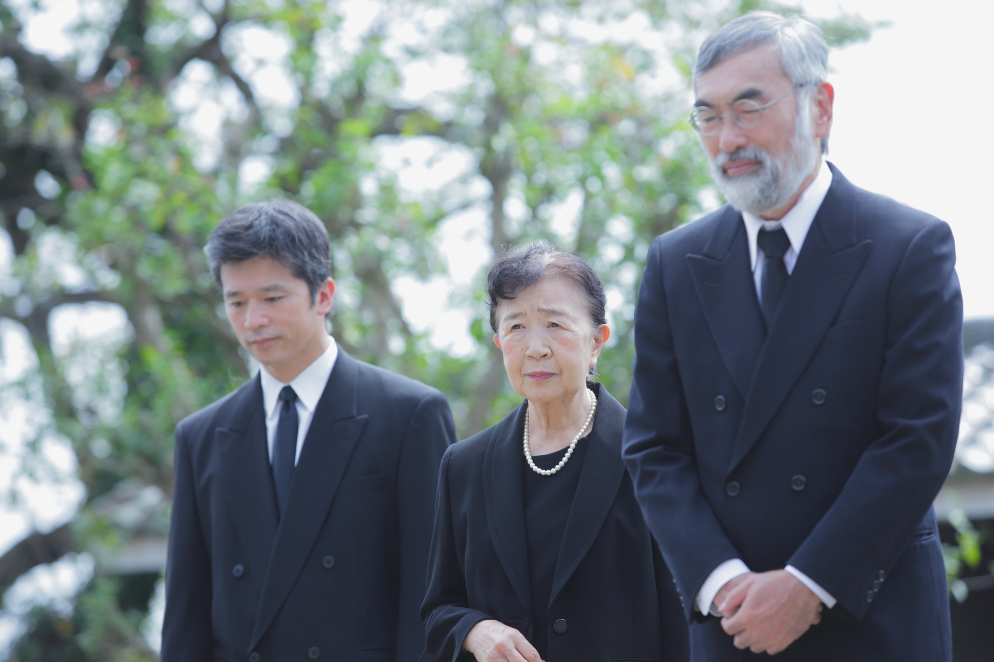 「悼む」の意味とは？「弔う」「偲ぶ」との違いと使い方を例文で解説