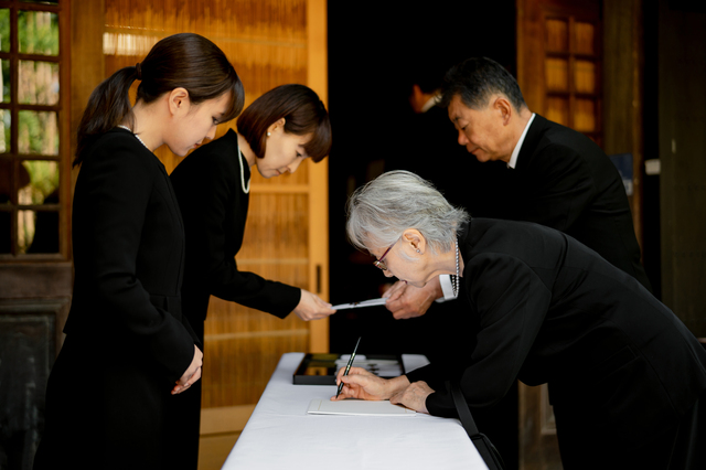 喪主への挨拶【例文集】ーお葬式でのタイミング別マナーなど解説
