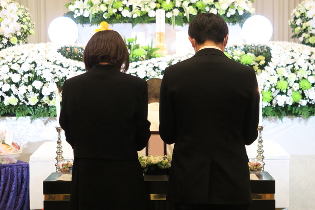 葬式で履く靴【男女別】OK・NGラインを一覧解説!失敗しない選び方