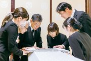 家族葬とは？どこまで呼ぶ？費用・流れ・マナーをわかりやすく解説