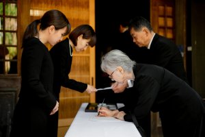 家族葬の香典マナー ー 辞退されたら？相場や渡し方、参列できない場合