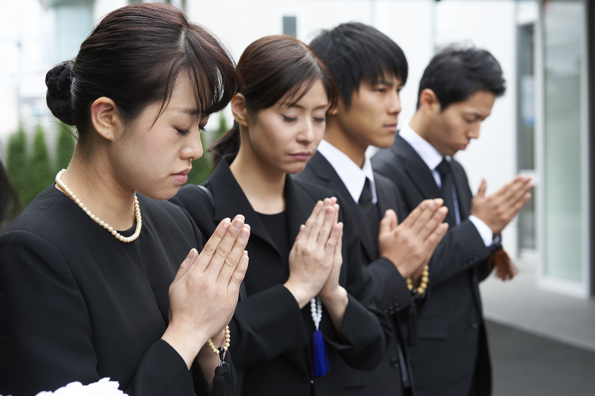 火葬式の服装は喪服?平服?立場別のマナーと身だしなみ