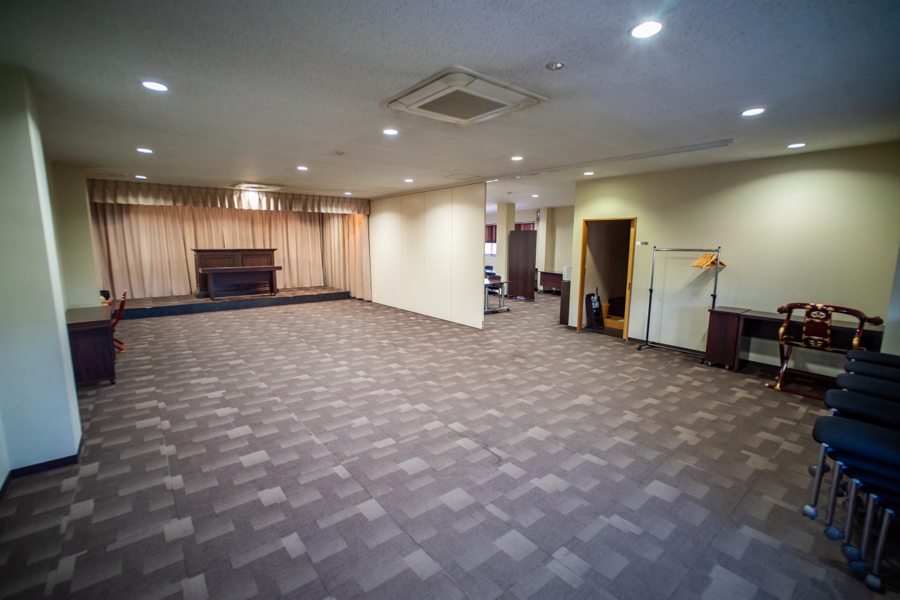 偲の間