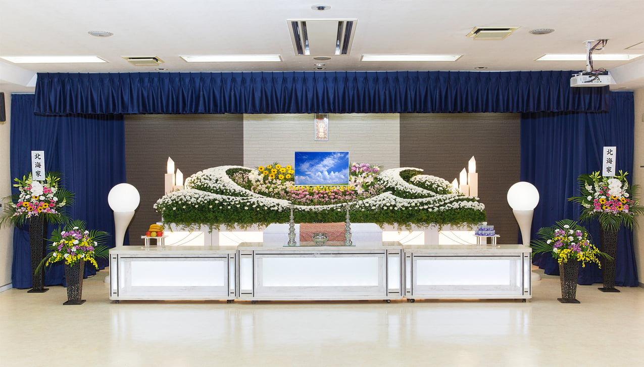 忠ホール（祭壇はイメージ）